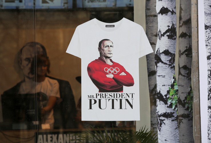 Analitycy Stratfor podkreślają, że utrzymanie obecnej geopolitycznej pozycji Rosji jest mało prawdopodobne. Przez ostatnie 25 lat Kremlowi nie udało się stworzyć samowystarczalnej gospodarki, która mogłaby obronić się przed zawirowaniami na globalnych rynkach. <br><br> Sankcje gospodarcze, dalsze spadki cen na rynku ropy, osłabienie rubla, jak również wzrost wydatków wojskowych, w ciągu najbliższej dekady doprowadzą do wewnętrznych konfliktów, a w konsekwencji do utraty kontroli nad krajem przez centralne władze w Moskwie. <br><br> Scenariusz rozpadu Rosji na kilka mniejszych państw nie jest brany pod uwagę. Stratfor sugeruje raczej stworzenie szeregu pół-autonomicznych regionów, które nie będą potrafiły się ze sobą porozumieć. <br><br> Stratfor podkreśla, że dotychczas Moskwa rozwiązywała problemy związane z wewnętrzną stabilnością przy pomocy tajnej policji – KGB, a następnie FSB. Tym razem jednak, kryzys gospodarczy, w którym znajdzie się Rosja, będzie tak głęboki, że Kreml nie będzie mieć politycznej siły i środków ekonomicznych, aby powstrzymać rozkład Federacji Rosyjskiej. <br><br> „Oczekujemy, że autorytet Moskwy znacząco osłabnie, co doprowadzi do formalnej i nieformalnej fragmentacji Rosji. Bezpieczeństwo nuklearnego arsenału Rosji stanie się wówczas zasadniczym problemem […] Osłabienie pozycji Moskwy rozpocznie debatę o to, kto kontroluje ten arsenał, i jak zagwarantować jego bezpieczeństwo. Będzie to wielki test dla Stanów Zjednoczonych”.