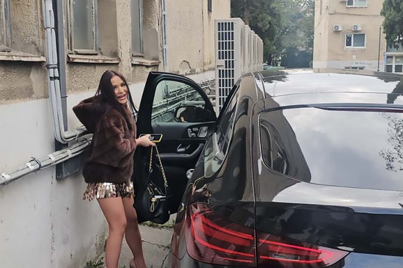 "LUPIO MI JE ŠAMARČINU, ZBOG NJEGA SAM U MUŠKI ROD RAZOČARANA" Naša pevačica tvrdi da je u vezi sa poznatim kolegom doživela nasilje: "Bio je ljubomoran"