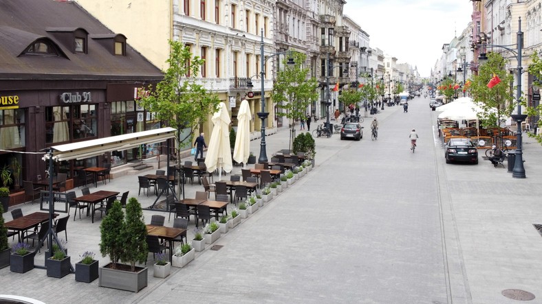 Otwarte po przymusowej przerwie ogródki lokali gastronomicznych na ul. Piotrkowskiej w Łodzi