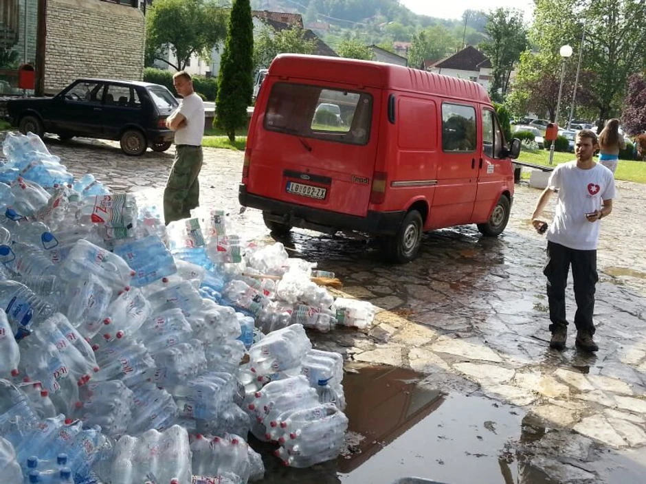 Pored fizičkog rada, prikupljaju i osnovne potrepštine