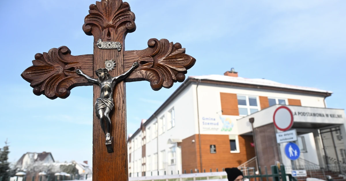 Pikieta w obronie krzyża w Kielnie. "Uczestnicy płaczą i modlą się"