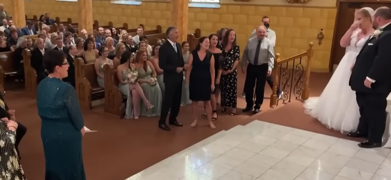 Wzruszający moment w kościele. Goście zaśpiewali młodej parze "Stand By Me"