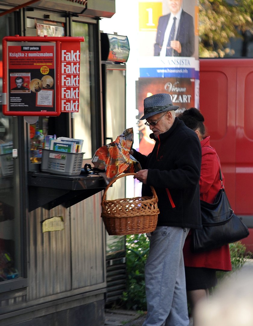 Jan Nowicki w kiosku w Krakowie