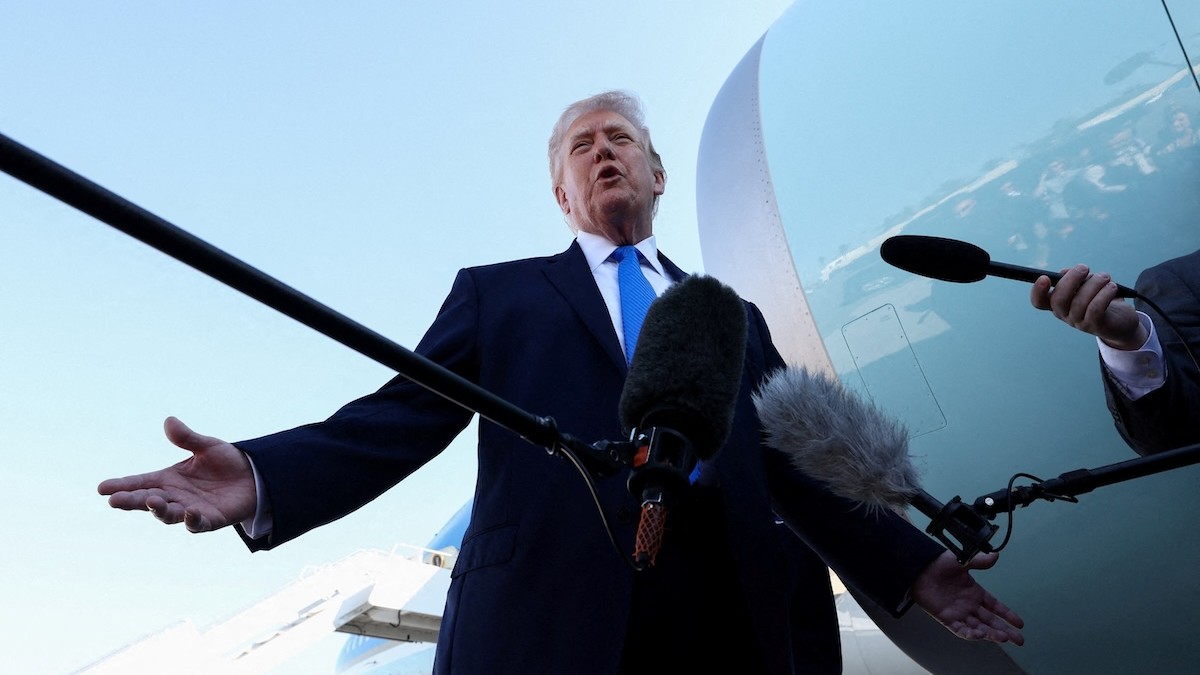 Americký prezident Donald Trump sa rozpráva s médiami pred odletom z West Palm Beach na palube lietadla Air Force One, Florida, 23. marca 2026. 