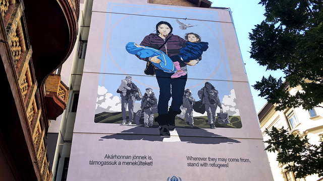 Ukrán menekülteket ábrázoló falfestmény került ki egy Erzsébetvárosi tűzfalra