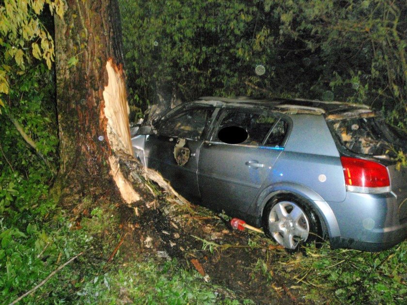 Tragiczny wypadek na Podlasiu. Kierowca spłonął w aucie