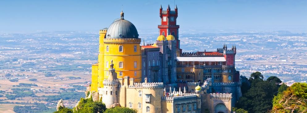 2. miejsce: Pałac Pena – położony w Sintrze, jest jedną z najbardziej widowiskowych portugalskich wizytówek. Został wybudowany w latach 40-tych XIX wieku na miejscu XV-wiecznego klasztoru Hieronimitów. Pałac wygląda jak skupisko różnokolorowych kopuł, wież i krętych schodów. Niezwykła ilość ozdób, zdobień, brama wejściowa wybudowana w pseudomanuelińskim stylu jednym się podoba, innym zupełnie nie przypada do gustu. Jedno jest pewne, będąc w Portugalii warto na własne oczy przekonać się, jak wygląda Pałac Pena.
