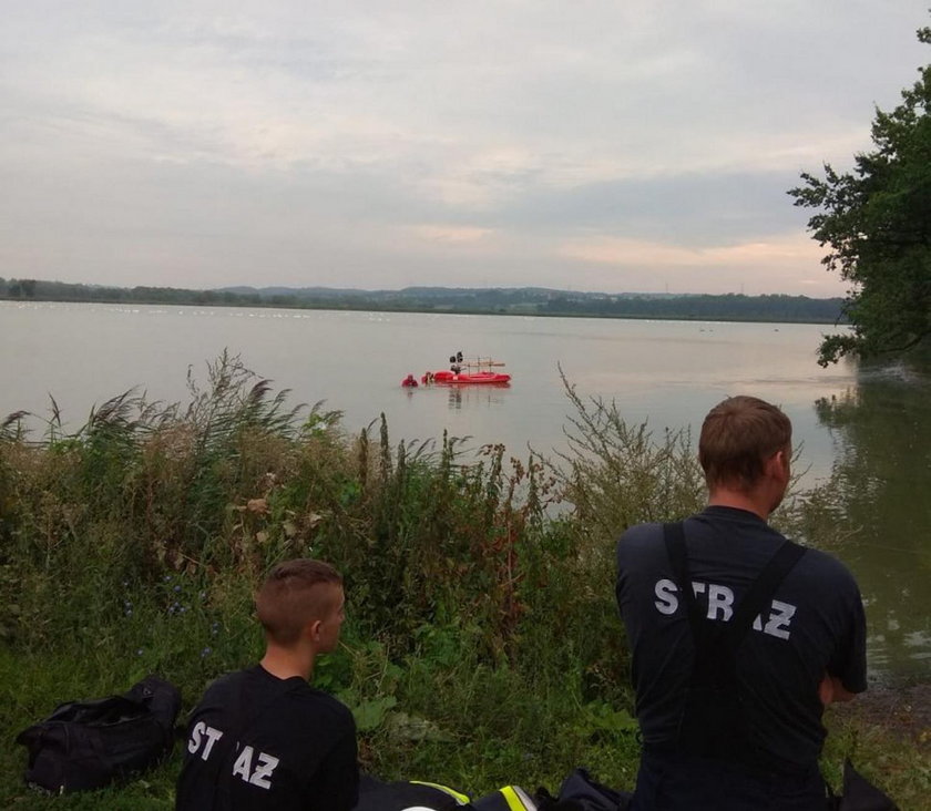 Zasnął za kierownicą, obudził się w stawie