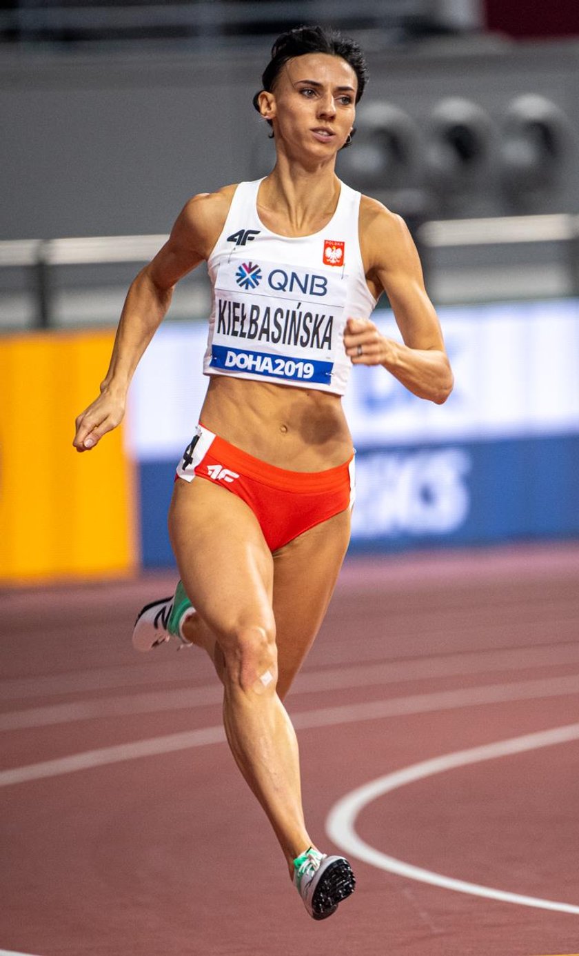 Anna Kiełbasińska wraz z koleżankami z reprezentacji wywalczyła srebro w sztafecie 4x400 m na ostatnich mistrzostwach świata w 2019 r. w Doha