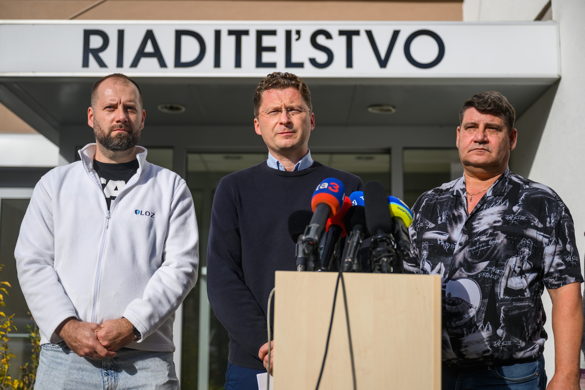 Zľava podpredseda Lekárskeho Odborového Združenia (LOZ) Miroslav Mendel, predseda LOZ Peter Visolajský a podpredseda LOZ UNB Kramáre Zoltán Jány.