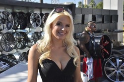 Szalone biusty i dziwactwa na kołach. Zdjęcia z show próżności