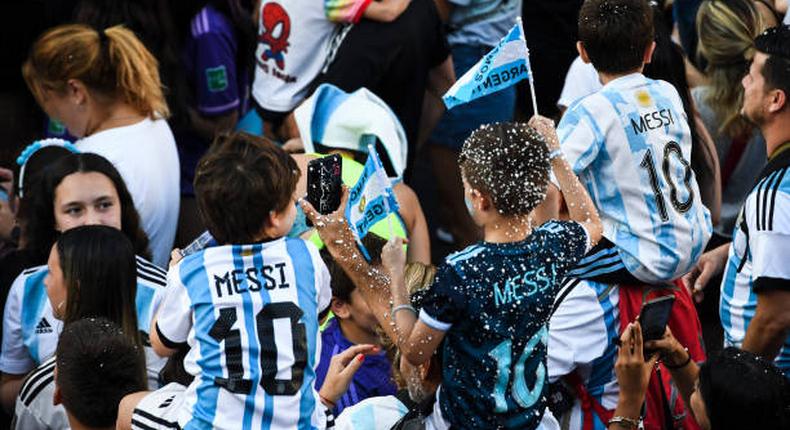 Les fans se pressent pour mettre la main sur un maillot de Lionel Messi avant la finale de la Coupe du monde, dimanche. Photo par Rodrigo Valle. Source : Getty Images