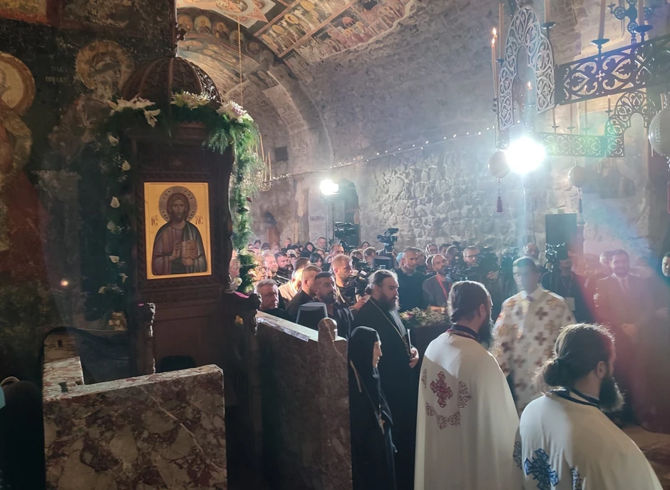 tron Pećke patrijaršije