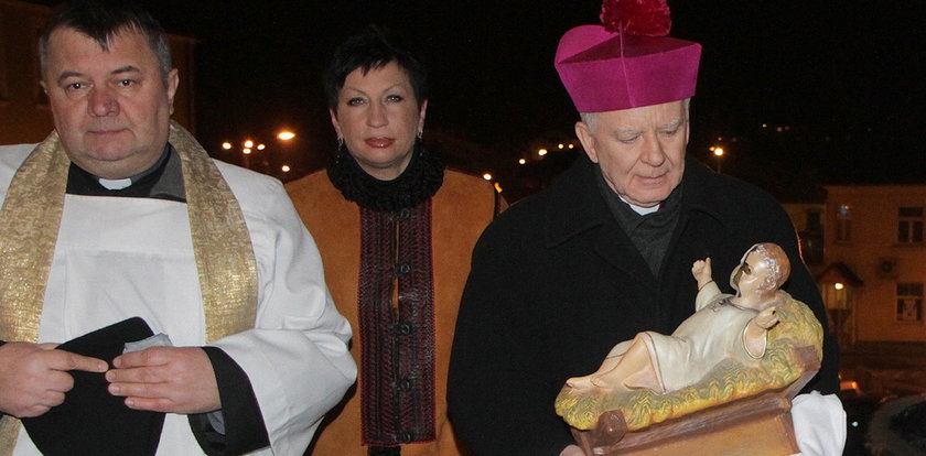 Biskup przyniósł do zgierskiej szopki nowe Dzieciątko