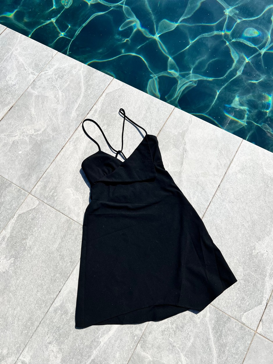 Mini crna haljina otvorenih leđa