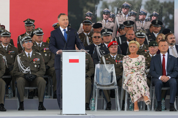 Prezydent RP Andrzej Duda (2L), pierwsza dama Agata Kornhauser-Duda (2P), minister obrony narodowej Mariusz Błaszczak (P) i dowódca operacyjny Rodzajów Sił Zbrojnych gen. broni Tomasz Piotrowski (L)