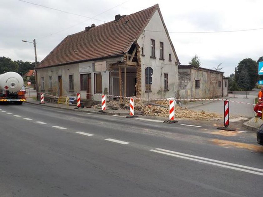 Ciężarówka wjechała w budynek. Zawiniła pszczoła