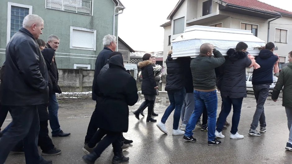 Marijanin kovčeg su na rukama nosili do groblja