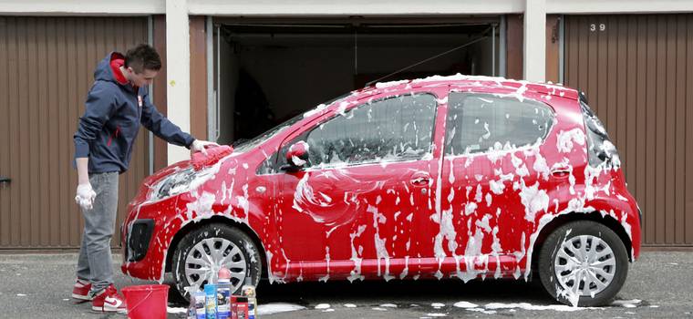 Mycie aut na własnym podwórku, naprawy na ulicy - czy wolno i na jakich warunkach?