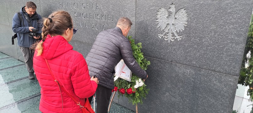 Zbigniew Komosa składający wieniec. Miesięcznica smoleńska 10.06.2024 r.