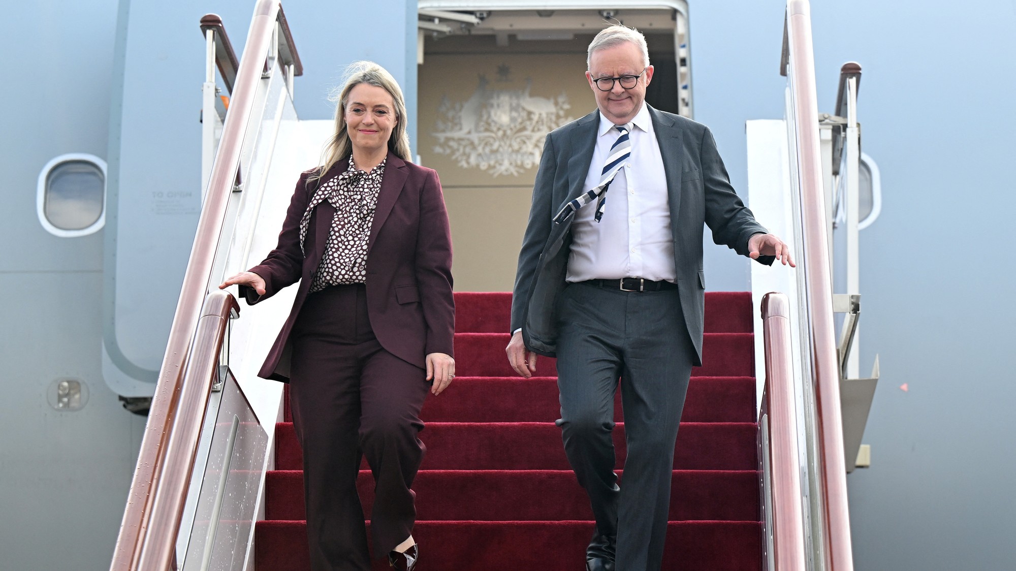 Austrálsky premiér Anthony Albanese prichádza s partnerkou Jodie Haydonovou na medzinárodné letisko Shanghai Pudong v Šanghaji.