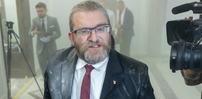 Grzegorz Braun wygraża sądem lekarce, która próbowała go powstrzymać w Sejmie. "Uznanie winy musi być"