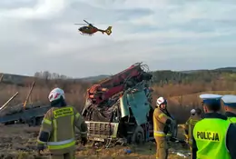 Ciężarówka z drewnem spadła ze skarpy na Podkarpaciu