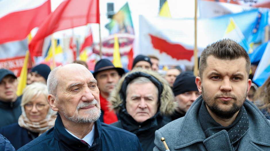 Antoni Macierewicz na marszu papieskim w Warszawie
