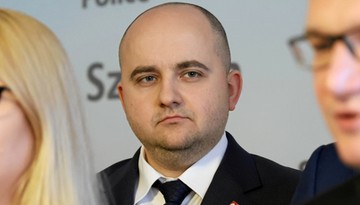 Poseł Dariusz Matecki przed sądem! Prokuratura zarzuca mu przywłaszczenie i pranie pieniędzy. Chodzi o miliony z publicznych środków