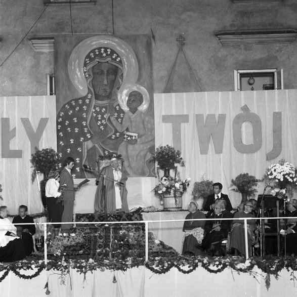 Pierwsza pielgrzymka Jana Pawła II do Polski w 1979 r. Wizerunek Matki Bożej z Jasnej Góry towarzyszył papieżowi w trasie