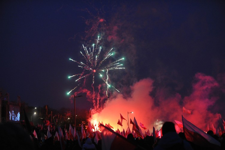 Uczestnicy Marszu Niepodległości 2016 na błoniach Stadionu Narodowego w Warszawie