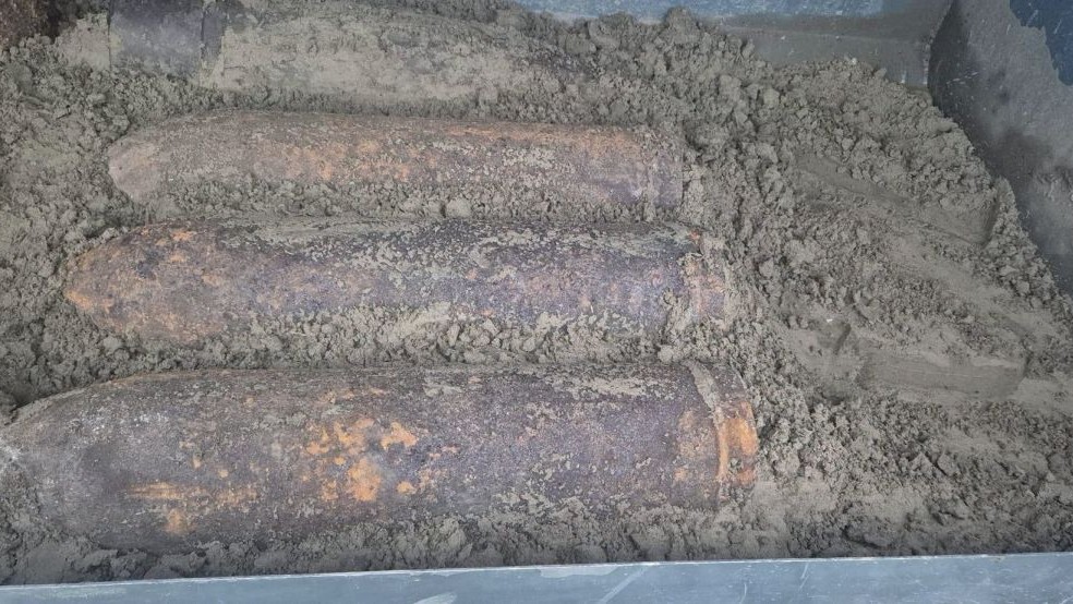 Pericol pe traseul Autostrăzii A8: proiectile explozive descoperite în timpul lucrărilor din județul Iași. Avertismentul specialiștilor
