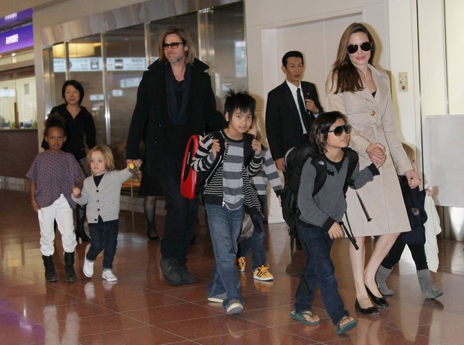Angelina Jolie i Brad Pitt z dziećmi
