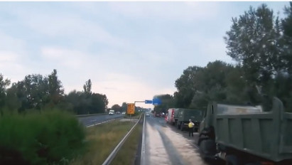 Előkerült egy videó az M7-esen balesetező katonai konvojról