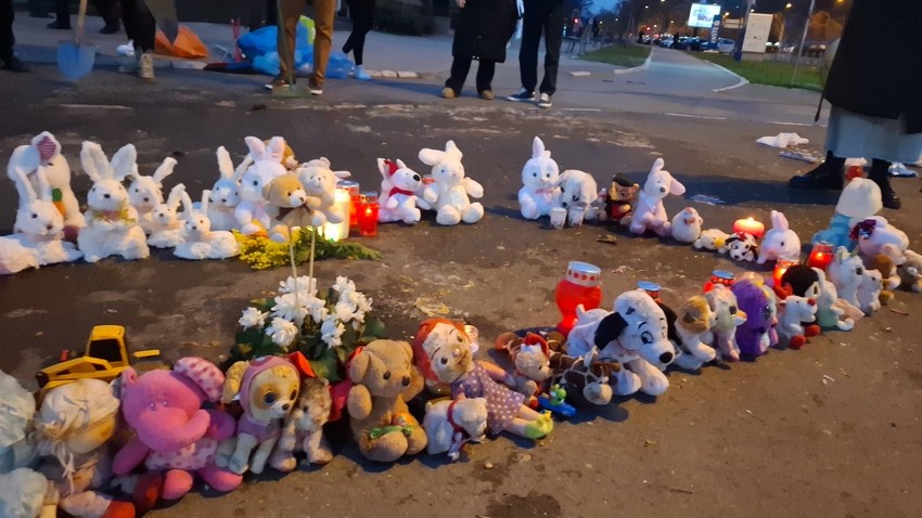 Plišane igračke ispred Železničke stanice Novi Sad