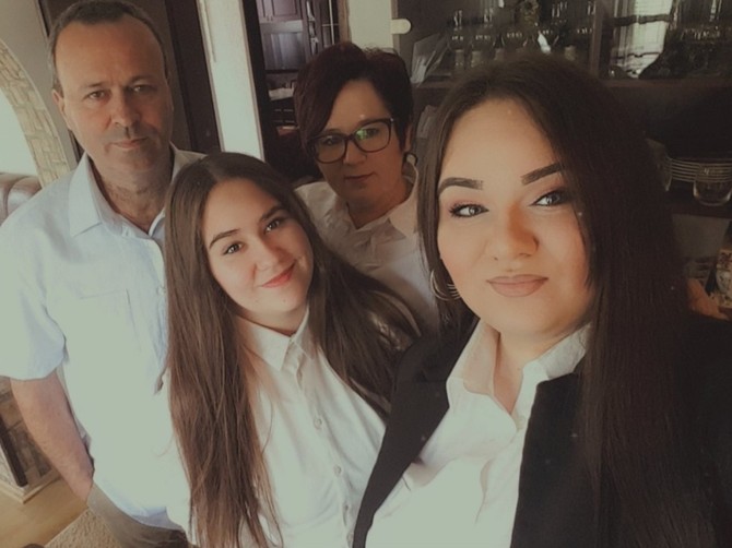 Emelin otac je Bošnjak, mama je Srpkinja, ali ona ne želi da bira, već slavi i Božić, i Bajram