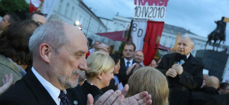 Decyzja Macierewicza: Wojskowa asysta honorowa na miesięcznicach smoleńskich. Już na stałe