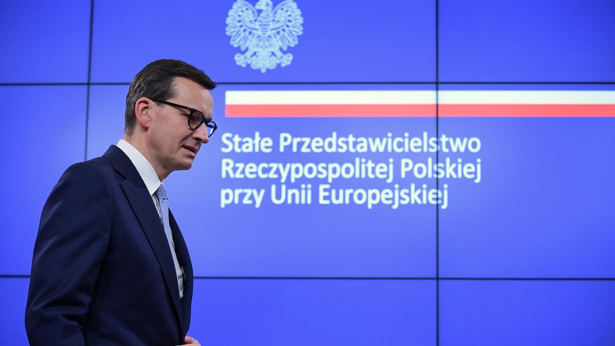 Bruksela, Belgia, 22.10.2021. Premier Mateusz Morawiecki bierze udział w konferencji prasowej w Brukseli, 22.10.2021 r. po dwudniowym posiedzeniu Rady Europejskiej, na którym szefowie państw i rządów rozmawiali m.in. o wzroście cen energii, kwestiach związanych z praworządnością i handlem, polityce migracyjnej i walce z pandemią. Fot. PAP/Marcin Obara