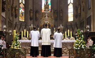 Biedroń: Księża muszą płacić sprawiedliwe podatki. Kościół jest bogaty, poradzi sobie