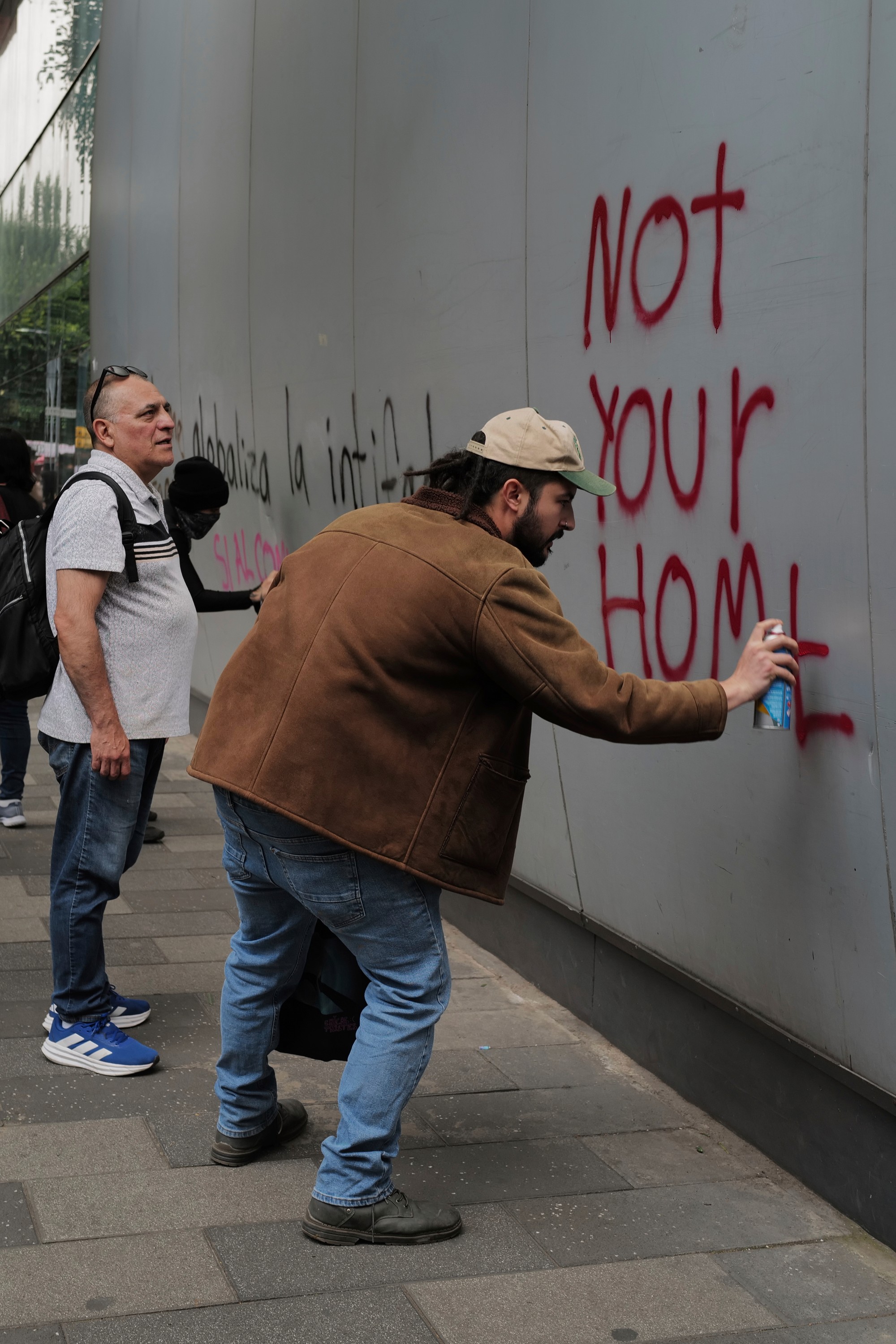 Pôvodne pokojný protest sa zvrhol na vandalizmus, keď malá skupina ľudí začala ničiť výklady obchodov a obťažovať cudzincov.
