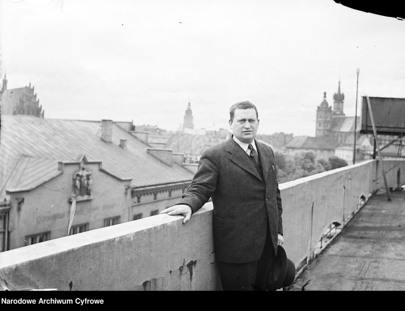 Stanisław Cat-Mackiewicz na dachu Pałacu Prasy w Krakowie, 1939 r.
