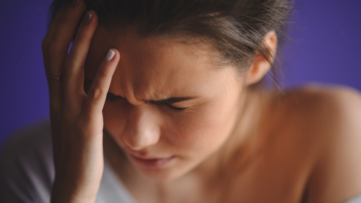 Migrenę może wywołać wiele czynników - od zmęczenia po stres. Jakie są jej pierwsze symptomy? Światłowstręt, nudności, pulsowanie w głowie, drgająca powieka, szum w uszach, czasem zaburzenia widzenia.