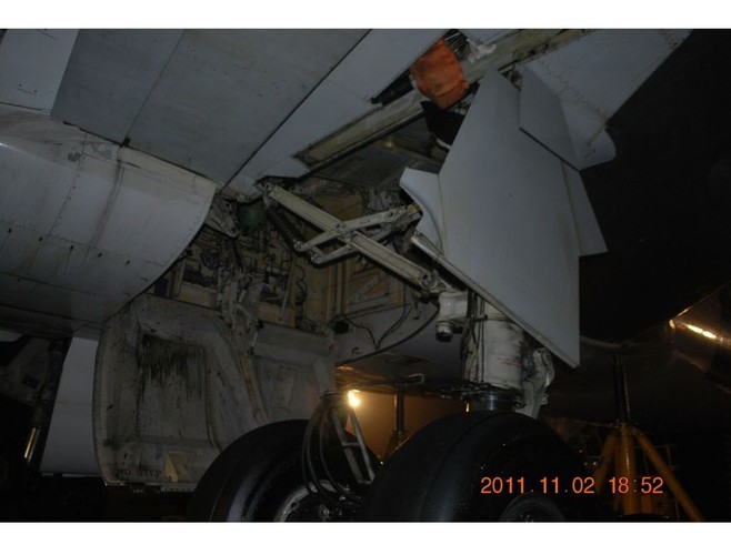 Wypuszczone prawe główne podwozie samolotu