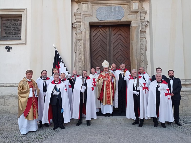 Templariusze podczas mszy świętej w Łowiczu