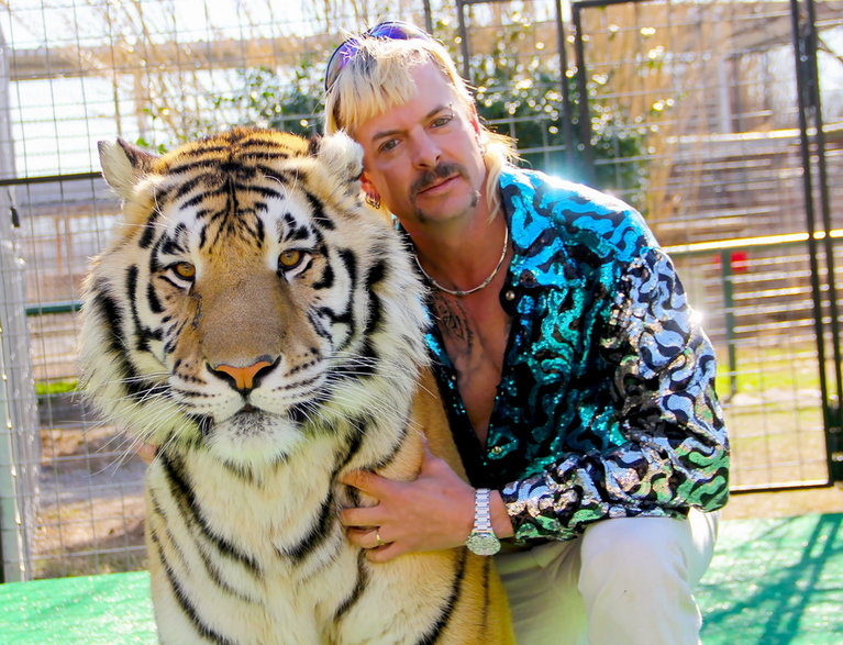 Joe Exotic w serialu "Król tygrysów"