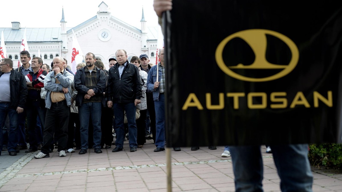 Ok. 300 osób wzięło udział w pikiecie, jaką zorganizowali w środę związkowcy z Autosanu przed ratuszem w Sanoku (Podkarpackie). Burmistrzowi miasta wręczyli petycję, w której domagają się pomocy dla będącego w upadłości zakładu.