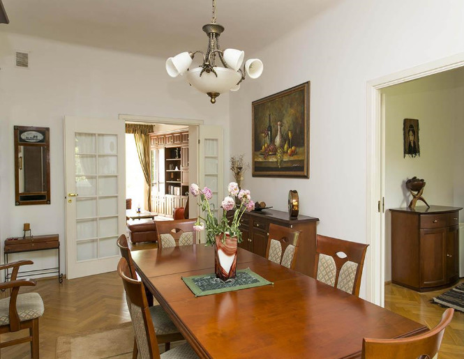 Mieszkanie w przedwojennej kamienicy w Warszawie; Cena 1,05 mln zł; źródło: Lion’s House