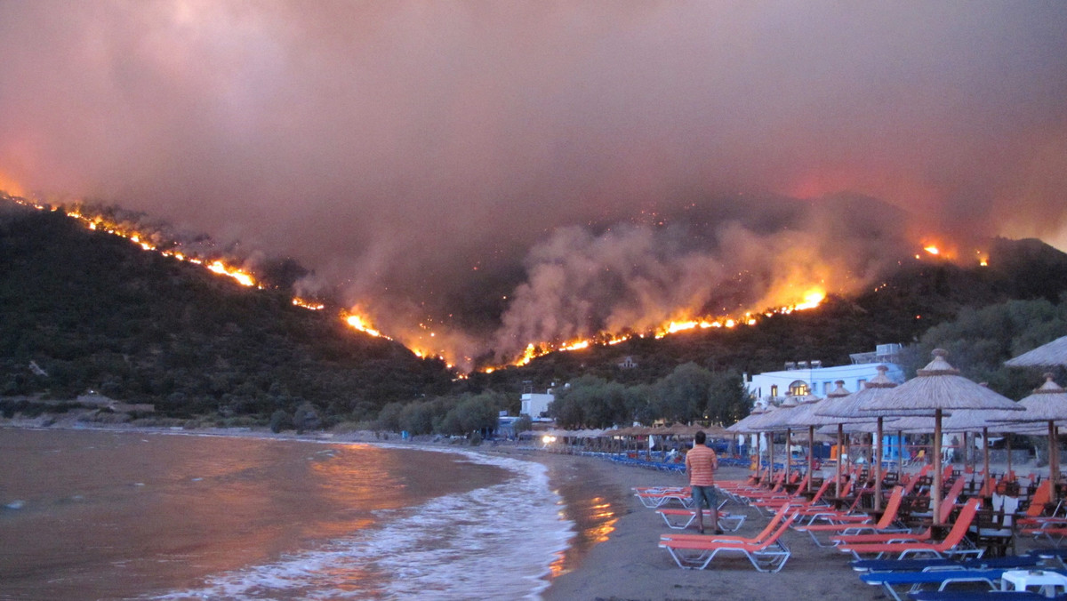 Straż pożarna i wojsko walczą z pożarami lasów, które w nocy z niedzieli na poniedziałek ponownie wybuchły na greckiej wyspie Chios na Morzu Egejskim, 7 km od wybrzeży Turcji. Do akcji rzucono samoloty i śmigłowce gaśnicze.