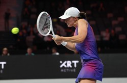 Iga Świątek obroniła trzy piłki setowe i pokonała Jasmine Paolini w World Tennis League