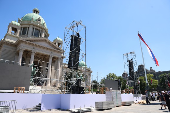 Traju pripreme za sutrašnji skup SNS ispred Skupštine Srbije: Ulice zatvorene, postavlja se bina, a ovo je kompletan PROGRAM (FOTO)